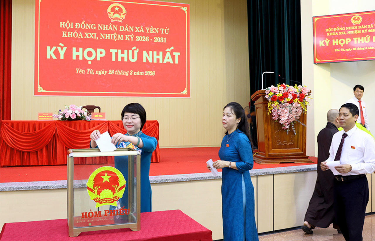 Các đại biểu bỏ phiếu bầu Chủ tịch HĐND xã Yên Từ. (Ảnh: Minh Quang)