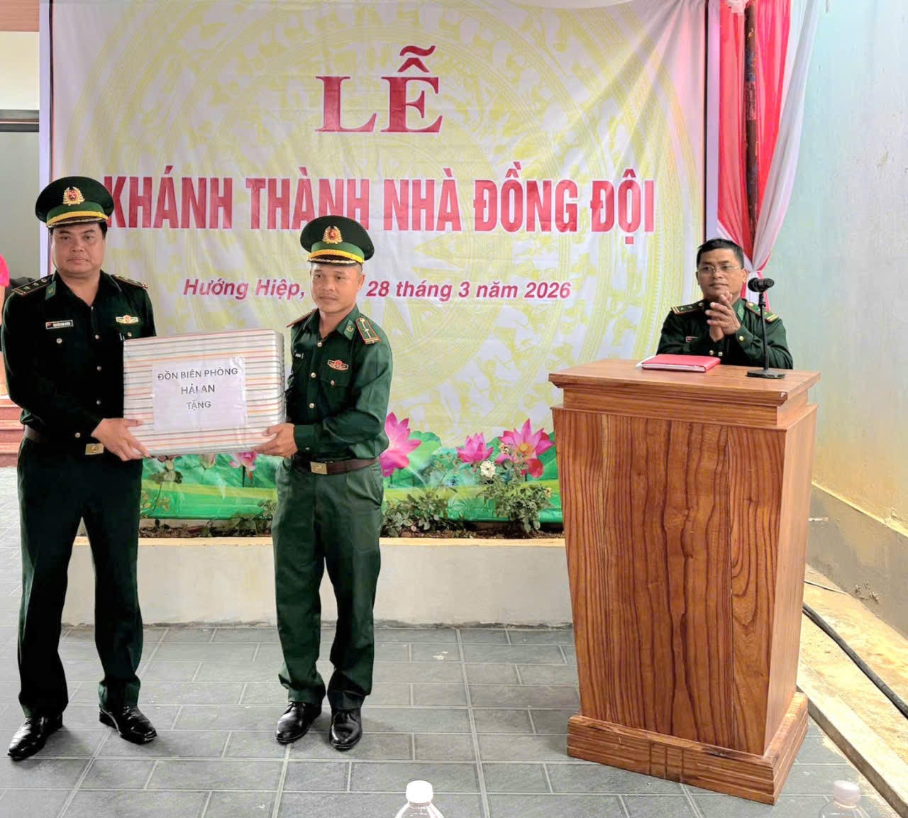 Đại diện Đồn Biên phòng Hải An trao quà cho gia đình Thiếu tá Hồ Văn Quỳnh tại lễ bàn giao nhà.