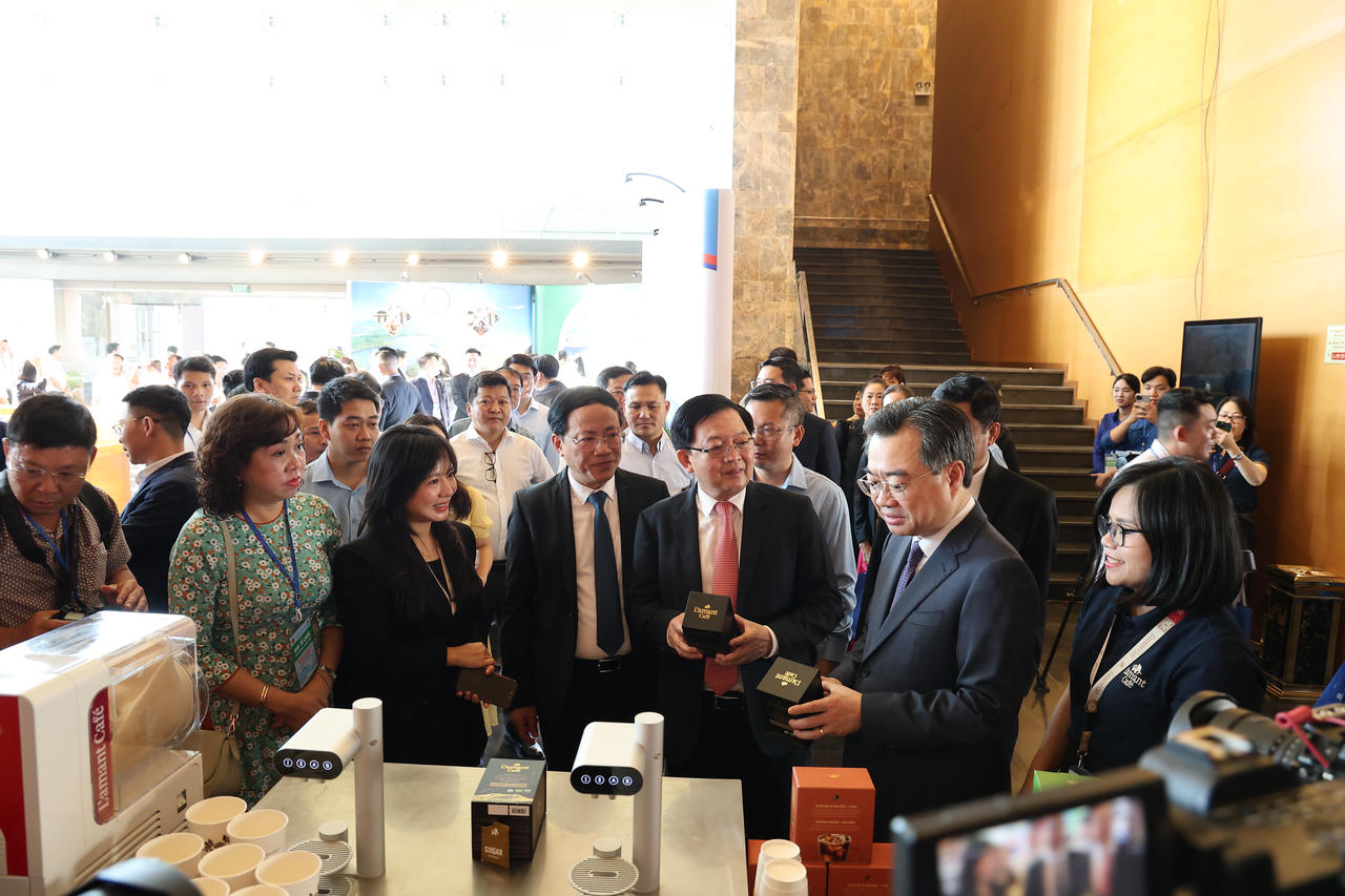 Đại biểu tham quan gian hàng trưng bày các sản phẩm OCOP đặc trưng của tỉnh Gia Lai trước thềm hội nghị.