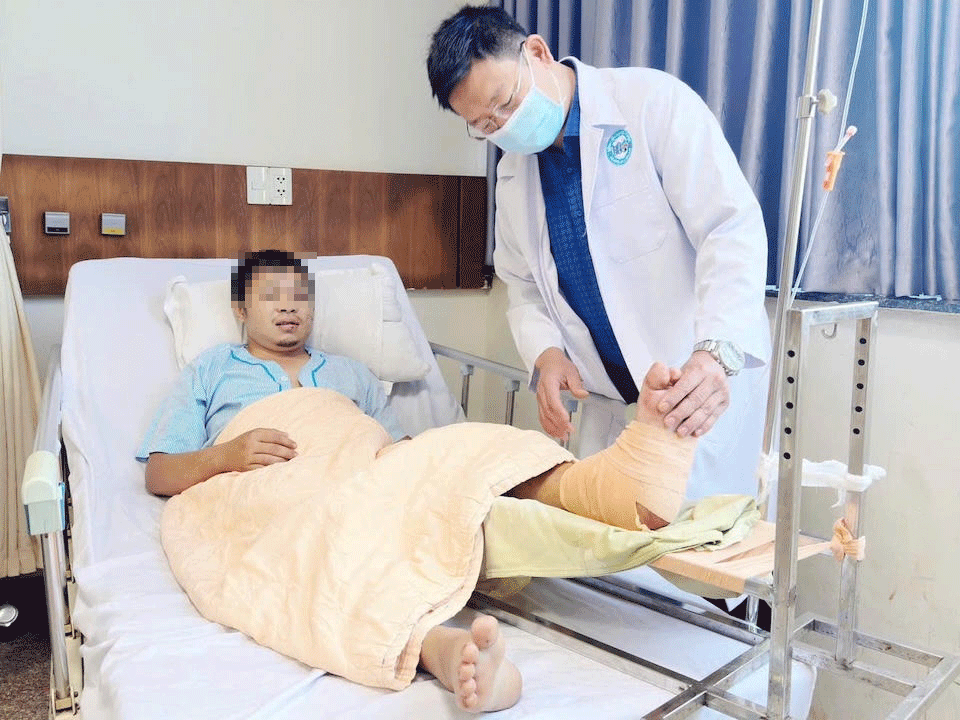 Cứu bàn chân đứt lìa cho nam thanh niên bị tai nạn giao thông 
