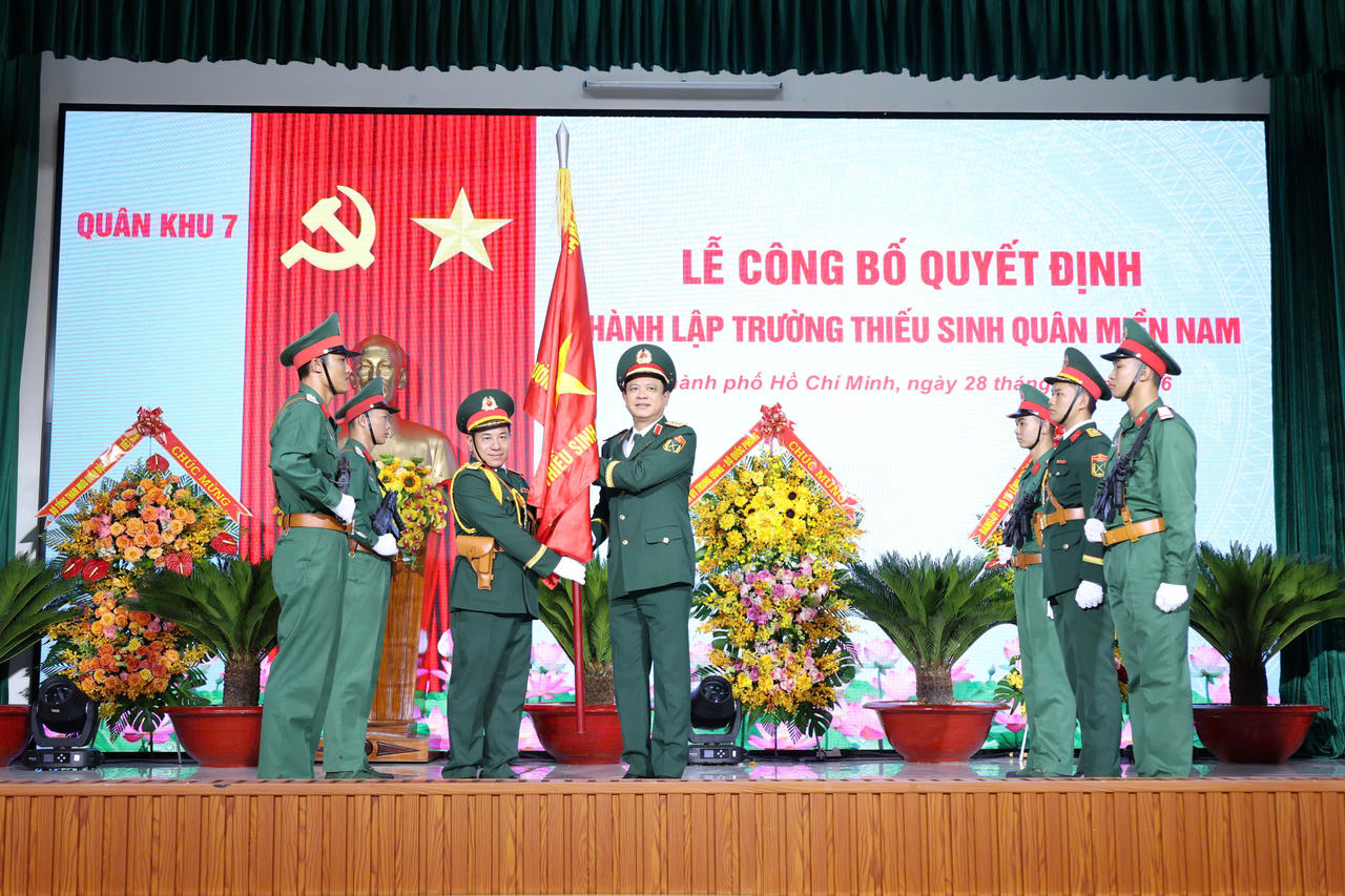Thượng tướng Nguyễn Trường Thắng, Ủy viên Trung ương Đảng, Ủy viên Quân ủy Trung ương, Thứ trưởng Bộ Quốc phòng trao Quân kỳ Quyết thắng thành lập Trường Thiếu sinh quân miền Nam. Ảnh: Lê Huy