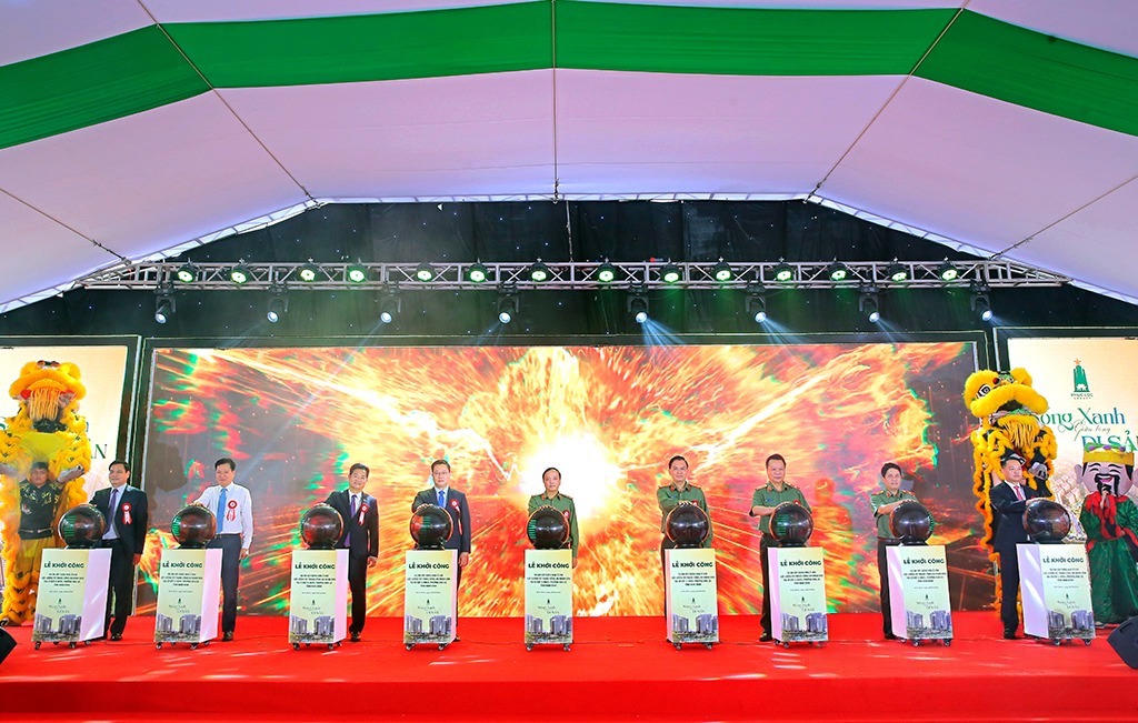 Các đại biểu bấm nút khởi công dự án xây dựng nhà ở cho lực lượng vũ trang Công an nhân dân tại Ninh Bình. (Ảnh: Trần Ích)