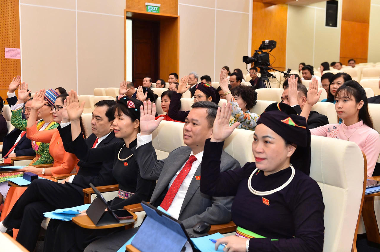 Tại kỳ họp đã xem xét, thảo luận và thông qua 6 nghị quyết quan trọng góp phần phát triển kinh tế - xã hội của tỉnh trong giai đoạn mới. (Ảnh: PV)