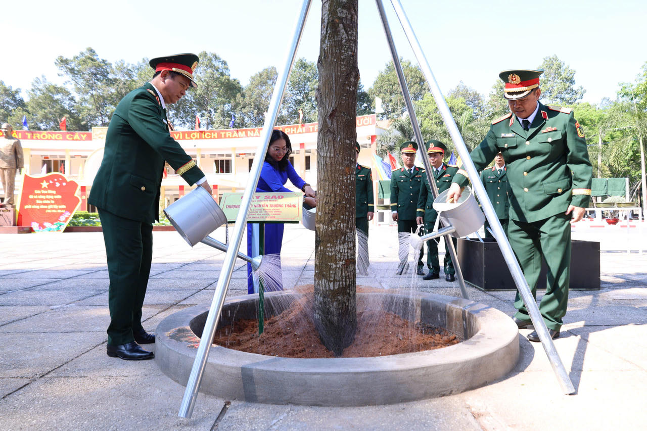 Các đại biểu trồng cây lưu niệm trong khuôn viên nhà trường. Ảnh: Lê Huy