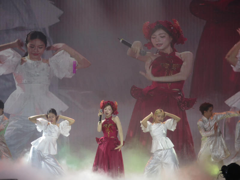 Ca sỹ Hòa Minzy và các nghệ sỹ biểu diễn tại lễ phát động cuộc thi (Ảnh: BTC).