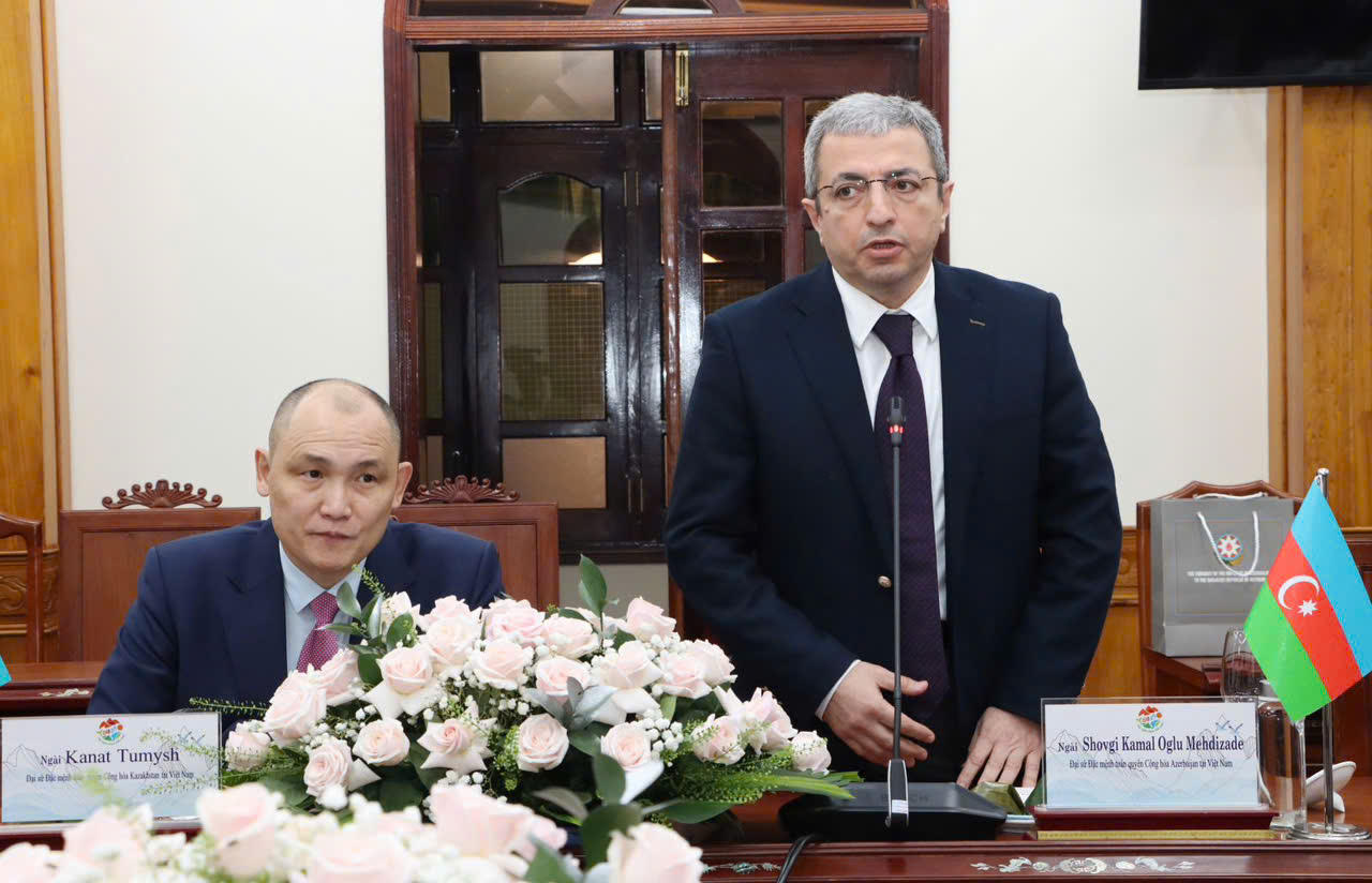 Đại sứ Đặc mệnh toàn quyền Cộng hòa Azerbaijan tại Việt Nam trao đổi tại buổi đón tiếp.