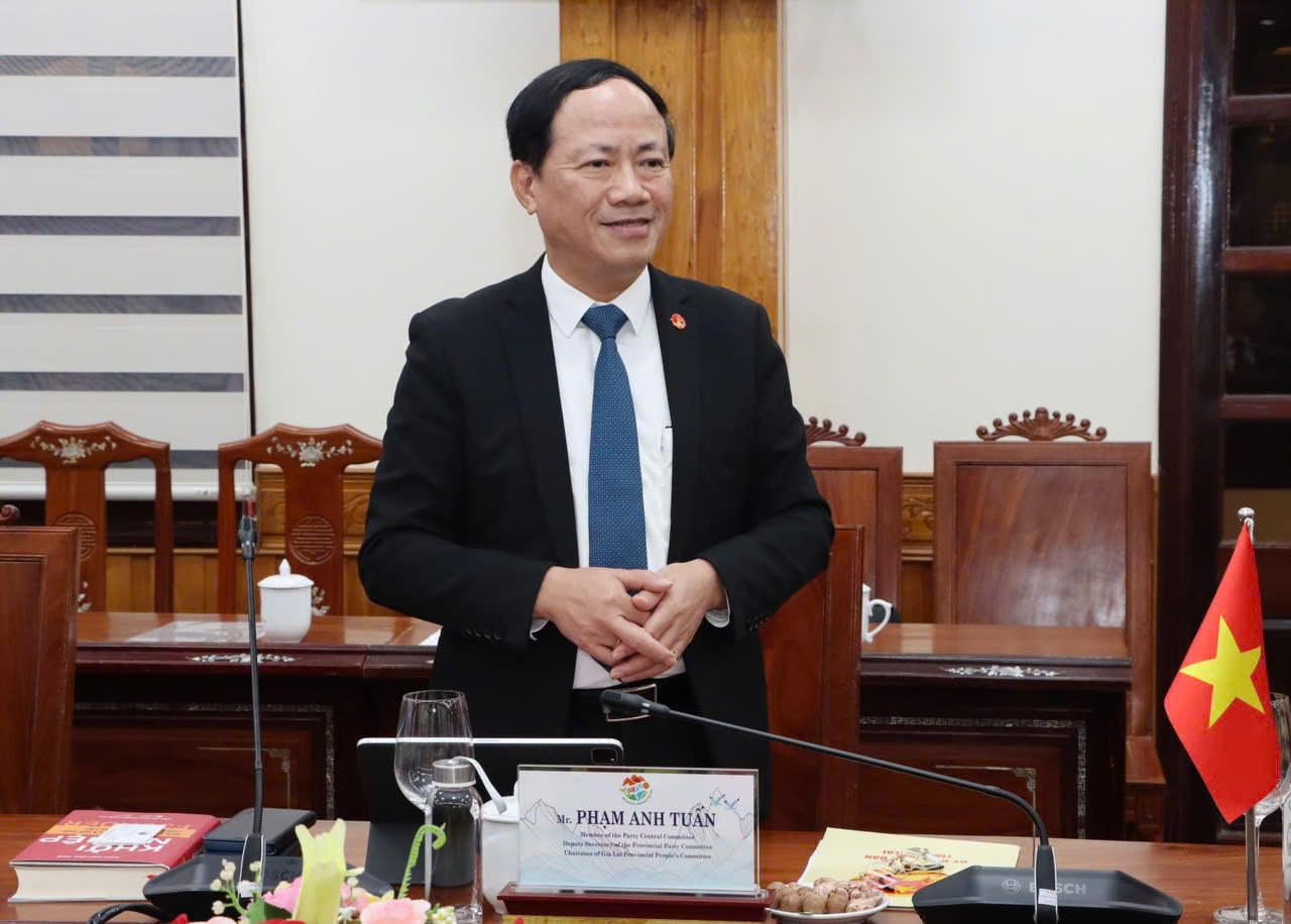 Chủ tịch UBND tỉnh Gia Lai Phạm Anh Tuấn giới thiệu tới buổi gặp mặt về các sự kiện trong Tuần lễ khai mạc Năm Du lịch Quốc gia - Gia Lai 2026.