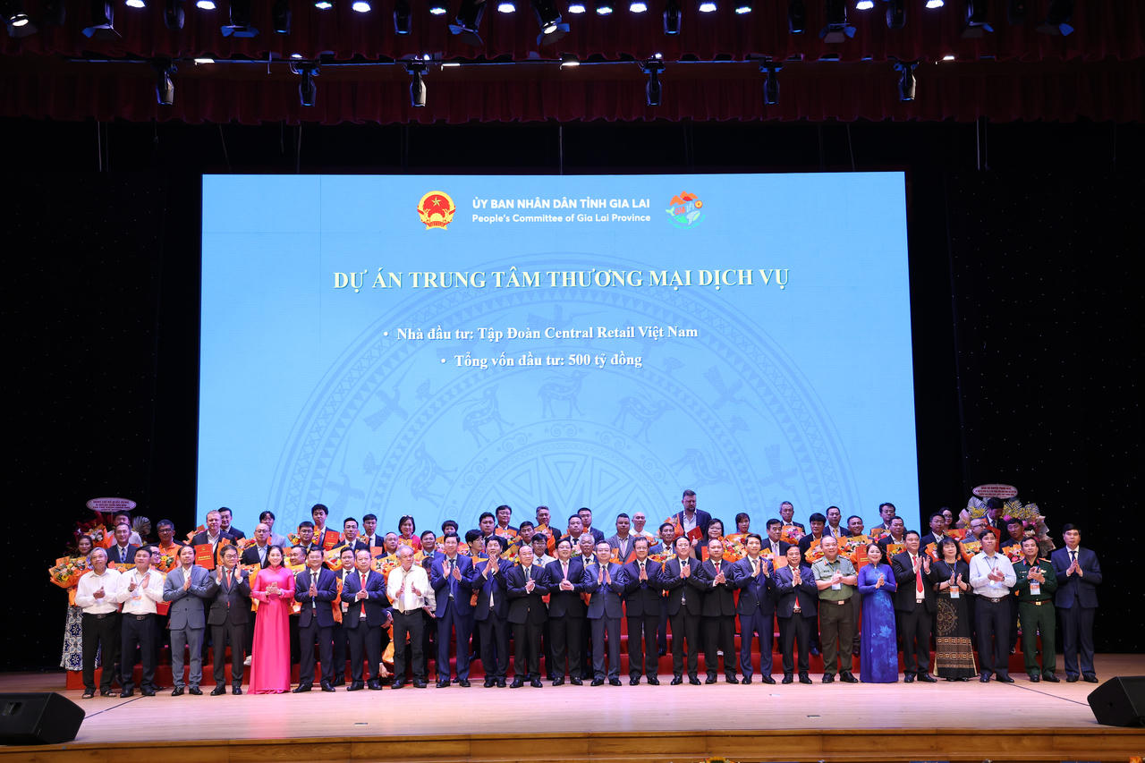 Lãnh đạo UBND tỉnh Gia Lai trao chứng nhận hợp tác cho các nhà đầu tư.