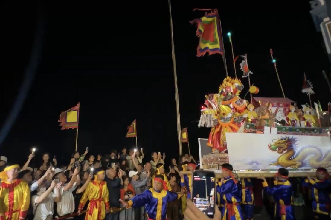 Nghi thức rước đèn và thả thuyền giấy vào giờ Tý mang theo những lời cầu nguyện người dân Đồ Sơn và du khách