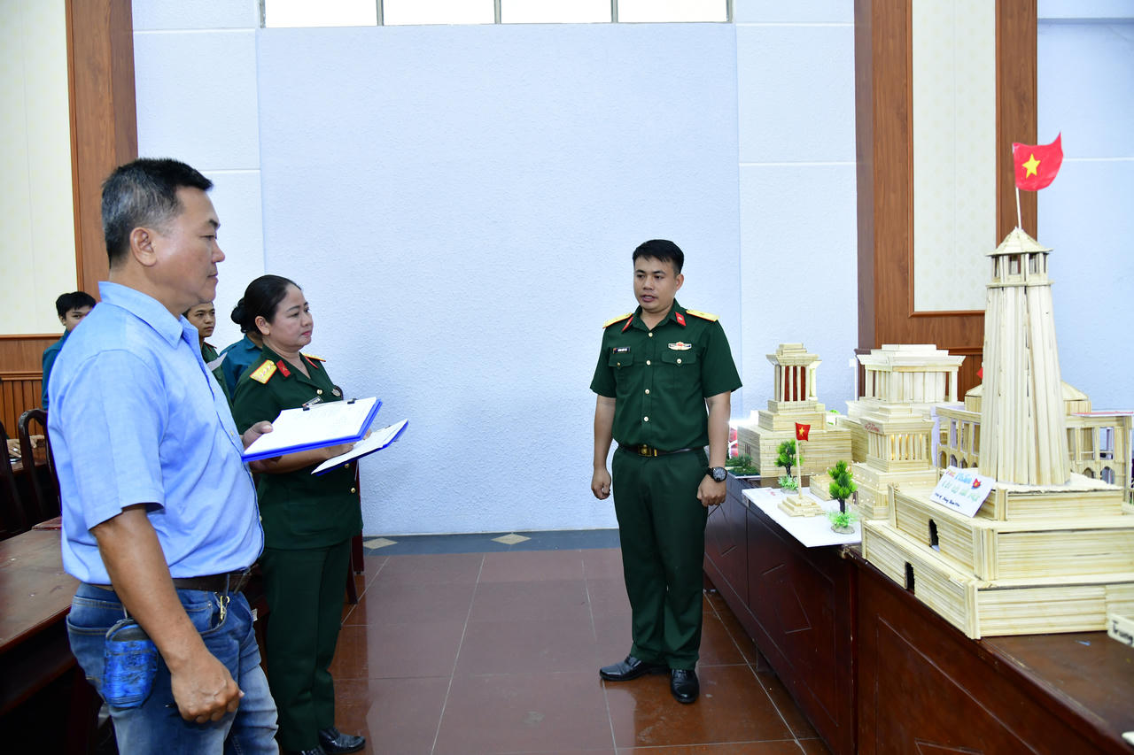 Ban Giám khảo chấm thi các mô hình làm bằng tăm tre