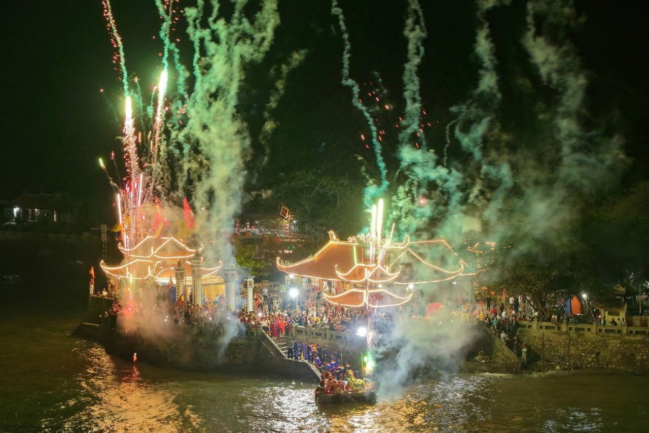 Màn pháo hoa rực sáng bầu trời tại đảo Dấu