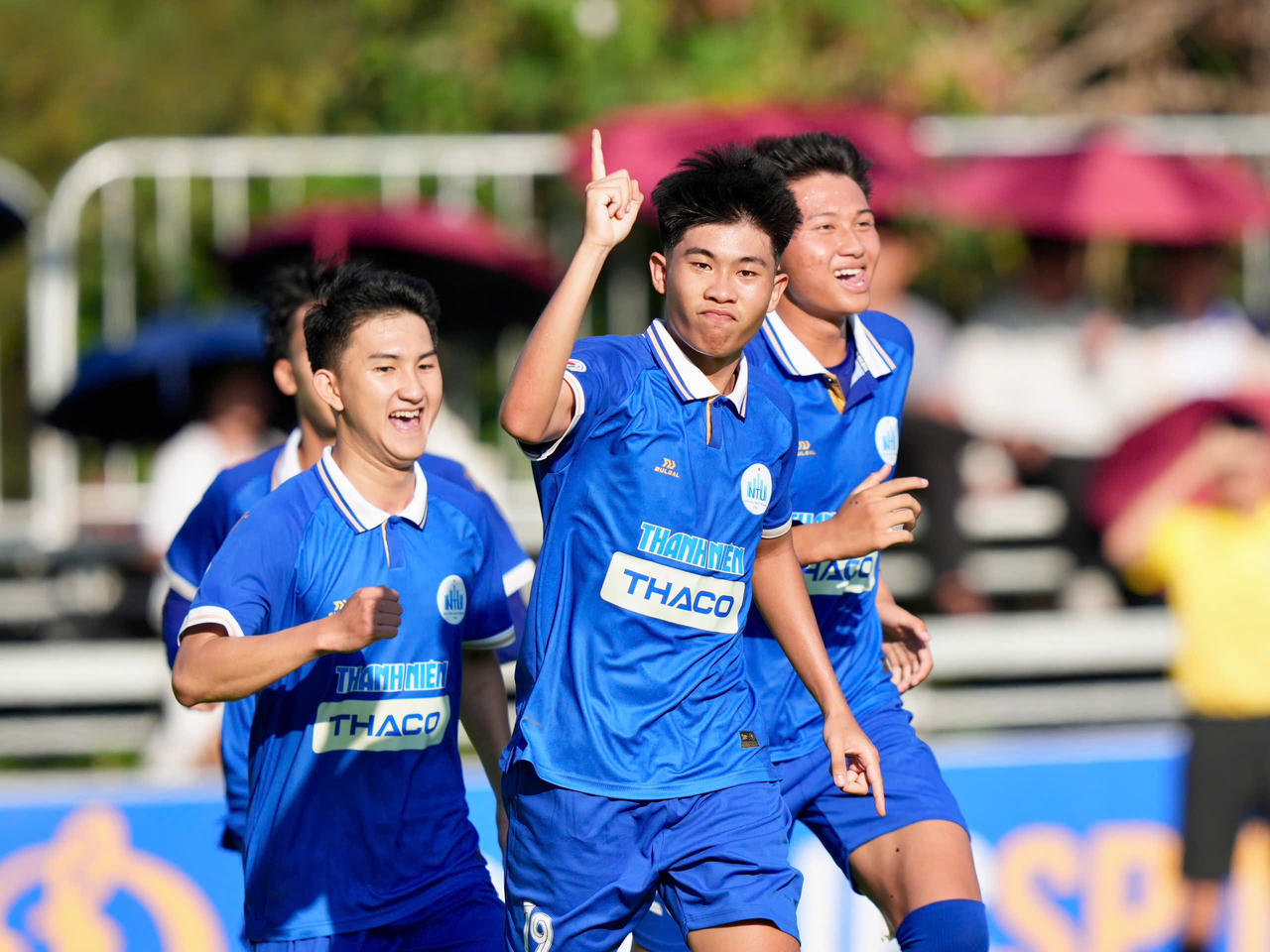 Hồ Thanh Phước (giơ tay) ăn mừng trong bàn thắng mở tỷ số của đội Trường Đại học Nha Trang trước đội Trường Đại học Lào.