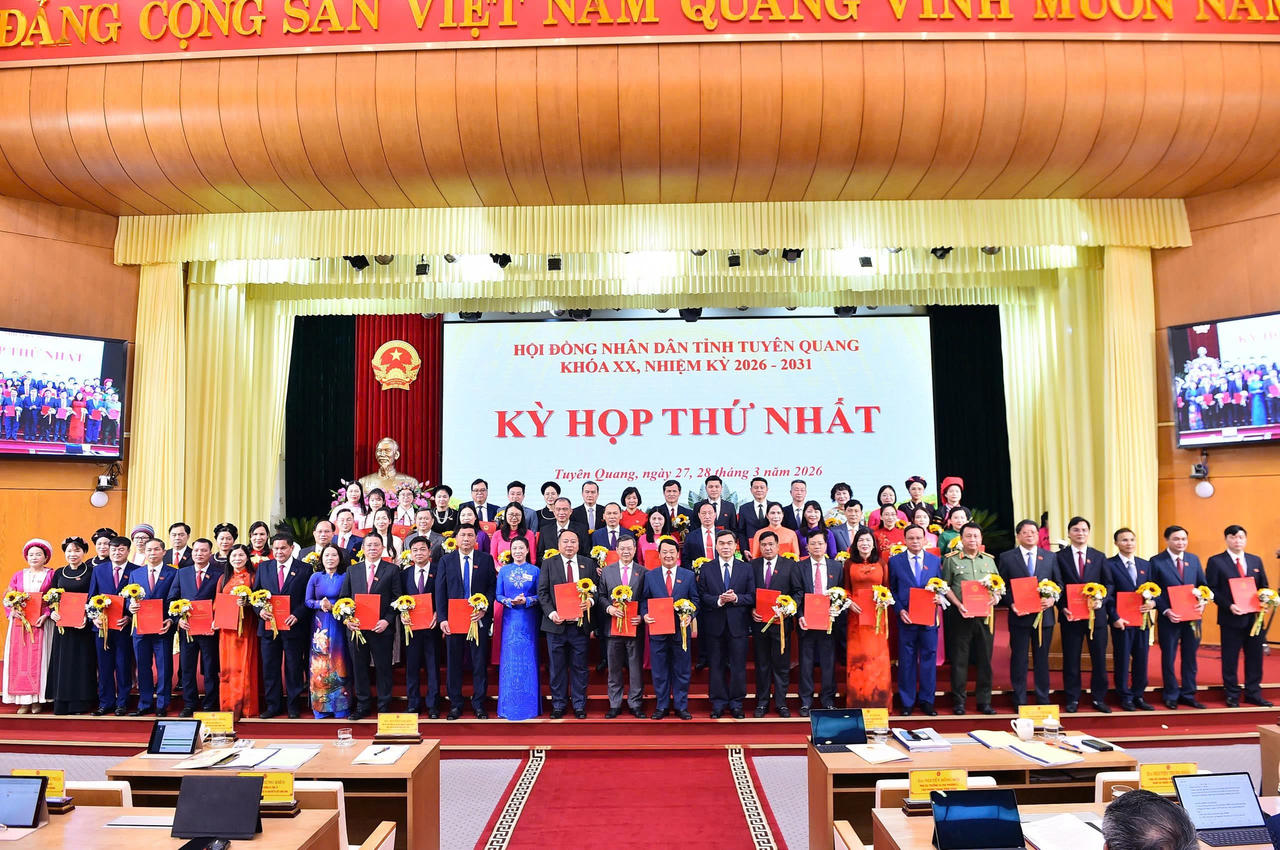 Các đại biểu HĐND tỉnh Tuyên Quang khóa XX, nhiệm kỳ 2026 - 2031 ra mắt kỳ họp. (Ảnh: PV)