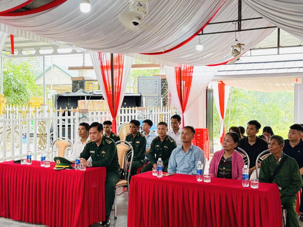 Các đại biểu tham dự lễ bàn giao "Nhà đồng đội".