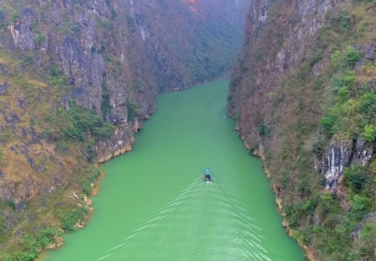 Đứng trên đỉnh Mã Pì Lèng, nhìn xuống dòng sông Nho Quế xanh như dải lụa thắt ngang lưng trời. (Ảnh: Lê Hanh)