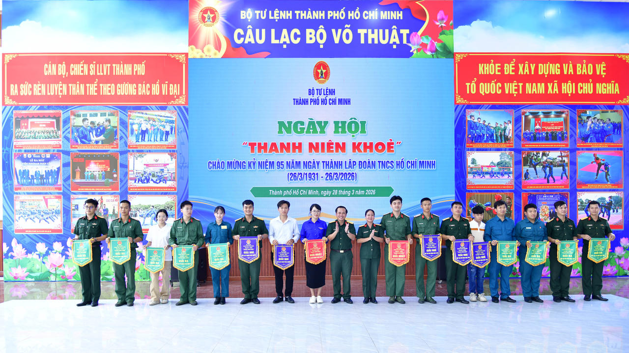 Ban Tổ chức trao giải cho các đội thi