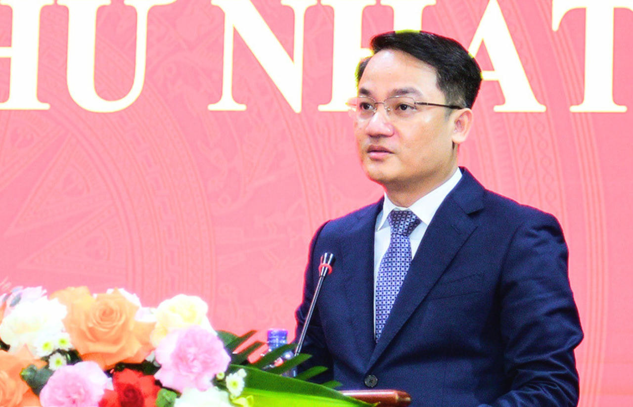 Ông Lê Văn Thế -&nbsp; Phó Chánh Văn phòng Tỉnh ủy phát biểu tại kỳ họp thứ nhất HĐND xã Nho Quan khóa II. (Ảnh: Trường Giang)