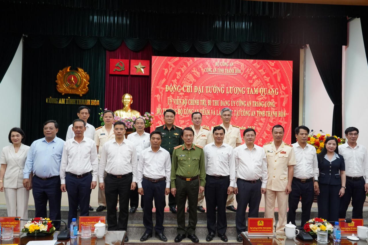 Các đại biểu chụp ảnh lưu niệm.