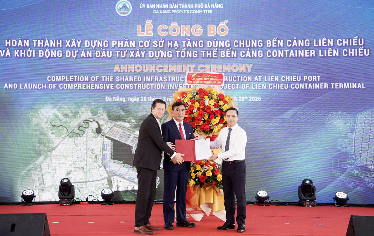 Liên danh Hateco - APMT đón nhận Quyết định phê duyệt kết quả lựa chọn nhà đầu tư.