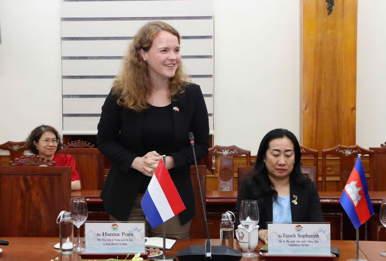 Phó Tổng Lãnh sự Vương quốc Hà Lan tại TP. Hồ Chí Minh chia sẻ tại buổi đón tiếp.