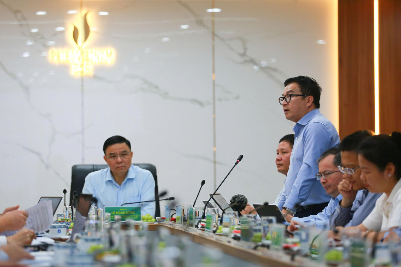 Ông Bùi Ngọc Dương, Phó Tổng giám đốc BSR báo cáo với đoàn công tác.