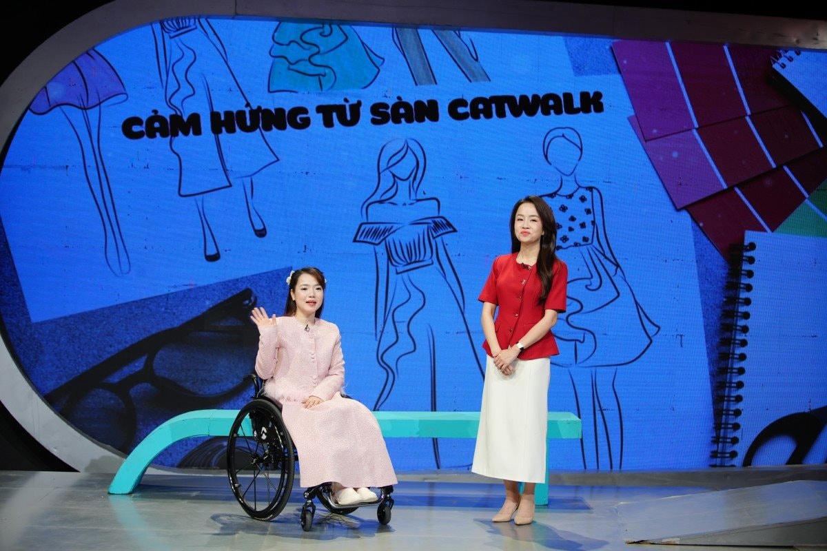 Cô gái từng tự ti về ngoại hình lại trở thành người mẫu trên sàn catwalk theo cách riêng của mình (Ảnh: VTV)