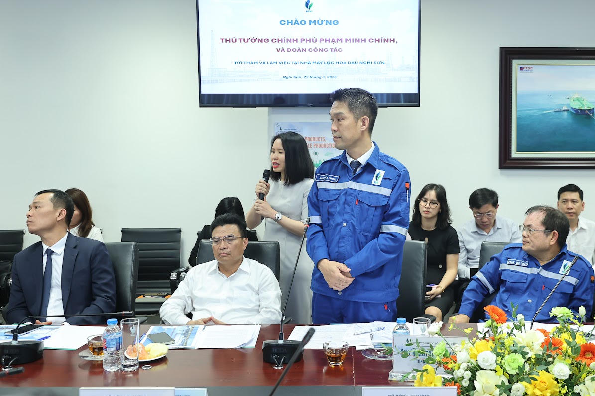 Tổng Giám đốc nhà máy lọc dầu Nghi Sơn báo cáo tại cuộc làm việc.