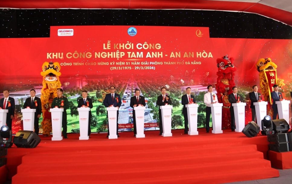 Các đại biểu nhấn nút khởi công dự án KCN Tam Anh - An An Hòa.