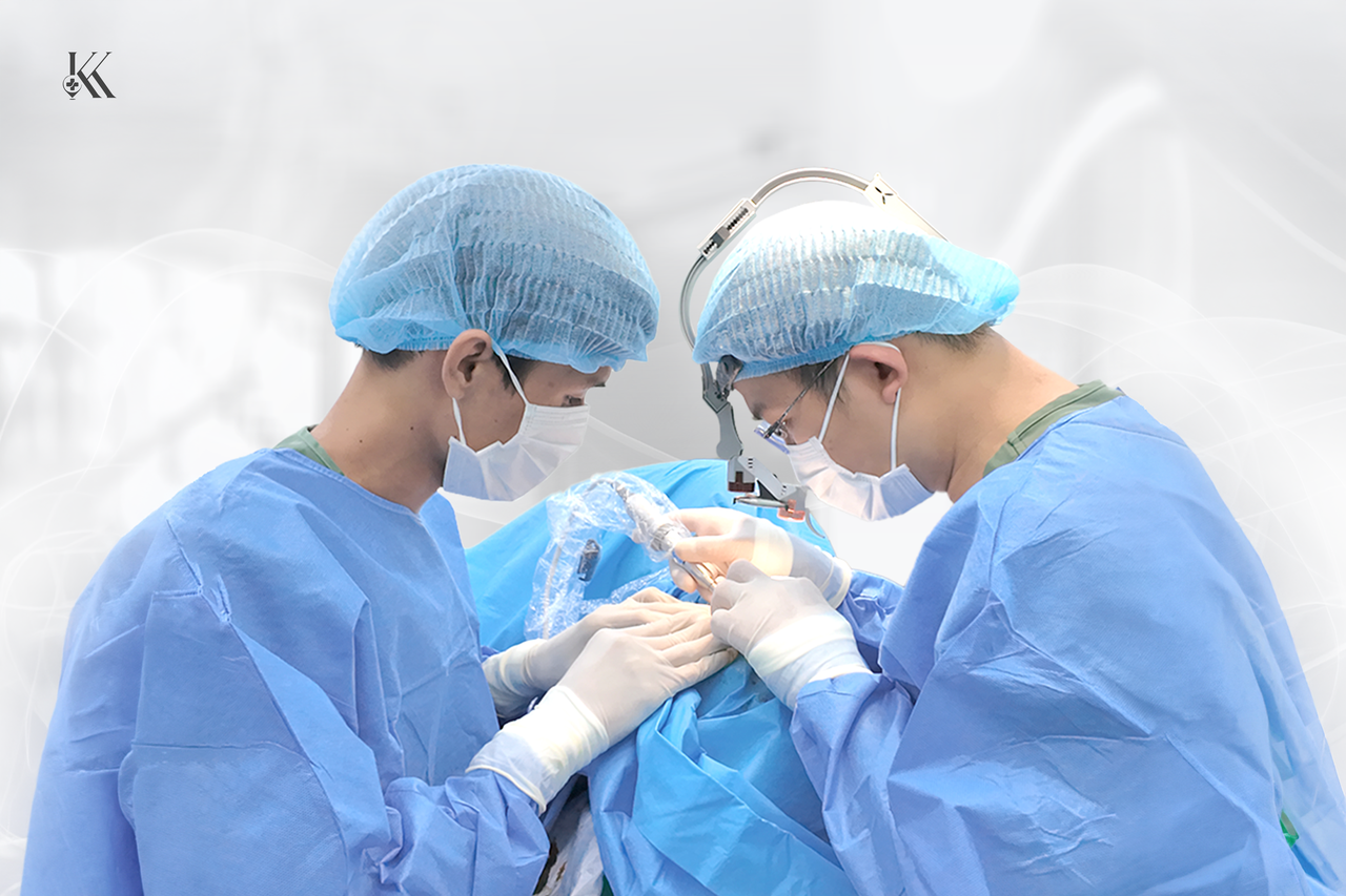 Quy trình cấy tóc DHI với bút cấy chuyên dụng giúp kiểm soát chính xác vị trí và hướng mọc của nang tóc