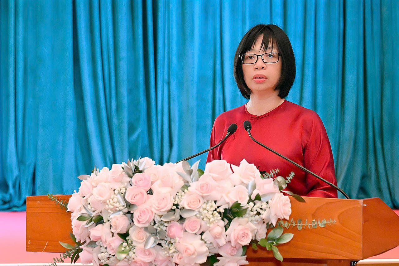 Phó Chủ tịch UBND tỉnh Gia Lai Nguyễn Thị Thanh Lịch trình bày báo cáo tại hội nghị.