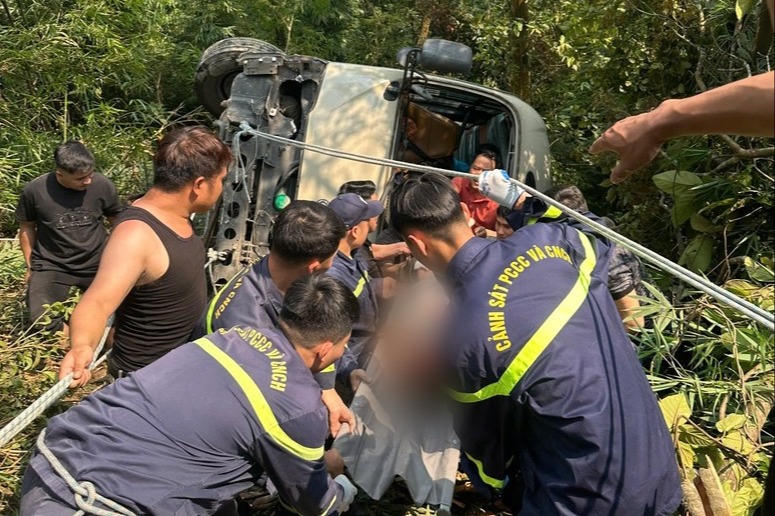 Ô tô khách chở 29 người rơi xuống vực ở Tam Đảo