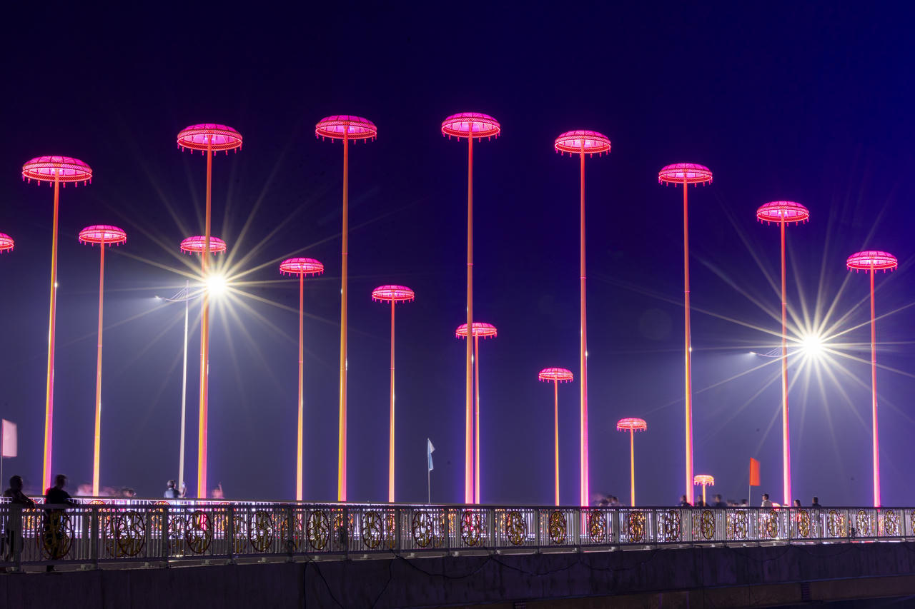 Khi màn đêm buông, hệ thống đèn lọng rực sáng trên mặt cầu như 1 kỳ quan đêm, tạo nên một không gian lộng lẫy kỳ ảo, nơi quá khứ vàng son và hiện đại giao thoa đầy cảm xúc.