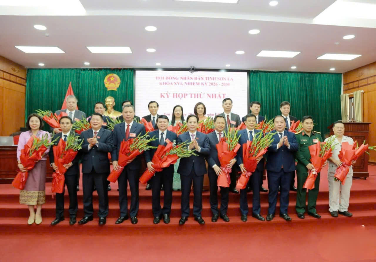 Bí thư Tỉnh ủy Sơn La và Chủ tịch HĐND tỉnh tặng hoa chúc mừng Chủ tịch, các Phó Chủ tịch, Ủy viên UBND tỉnh khóa XVI.