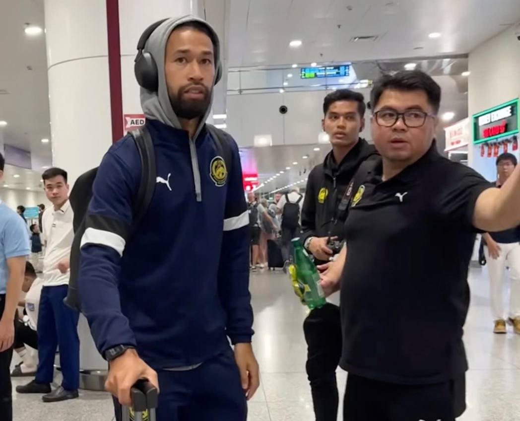 Sau khi hoàn tất thủ tục nhập cảnh, đội tuyển Malaysia di chuyển về Ninh Bình