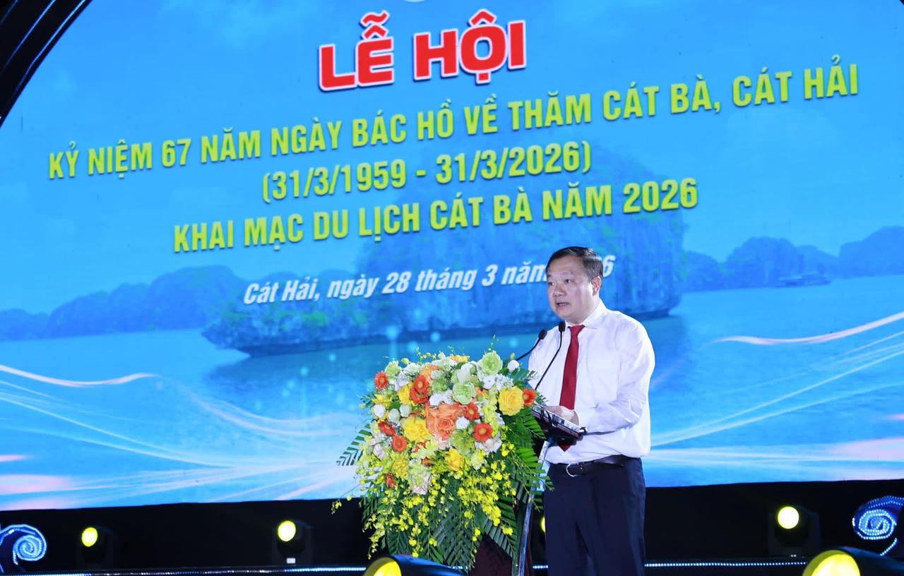 Ông Phan Viết Điện, Chủ tịch UBND đặc khu Cát Hải phát biểu khai mạc du lịch Cát Bà năm 2026.