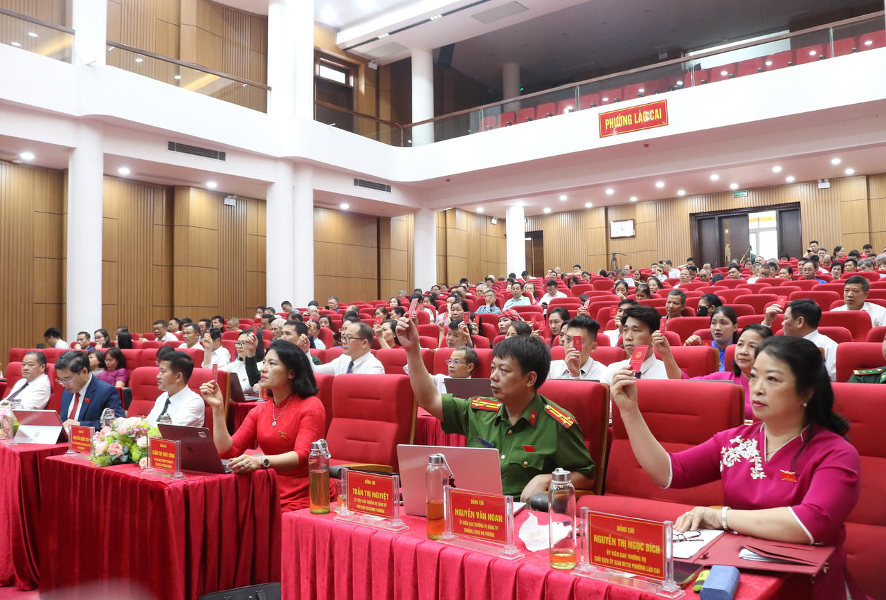 Các đại biểu tiến hành biểu quyết.