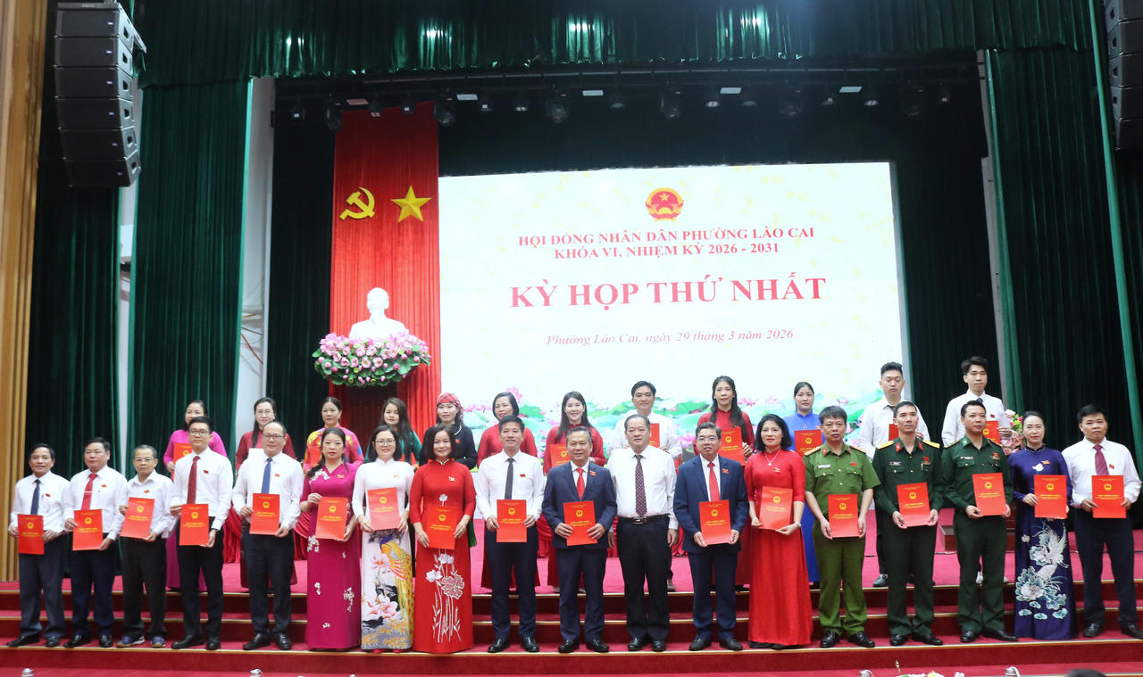 Trao chứng nhận đại biểu HĐND phường Lào Cai, nhiệm kỳ 2026 - 2031.