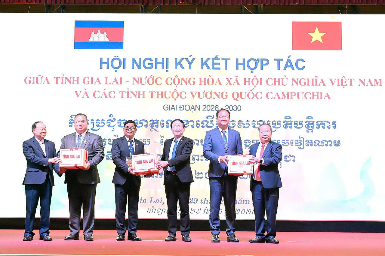 Lãnh đạo tỉnh Gia Lai tặng quà lưu niệm cho lãnh đạo và đoàn đại biểu cấp cao các tỉnh Đông Bắc Campuchia.