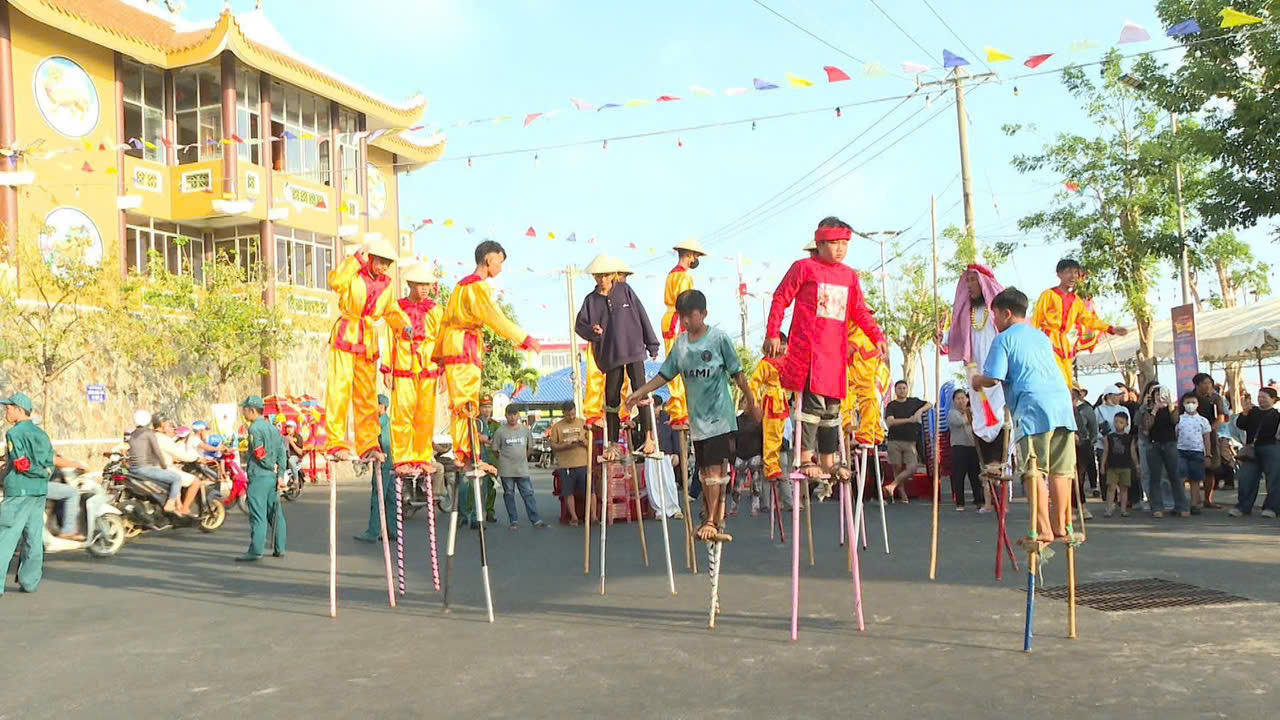 Tiết mục đi cà kheo tại Lễ hội Dinh Cô.