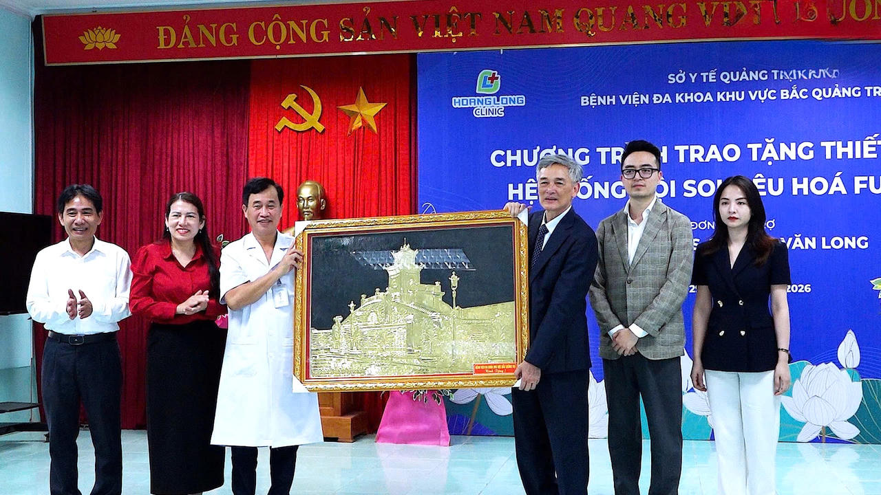 Ban Giám đốc Bệnh viện Đa khoa khu vực Bắc Quảng Trị tặng quà lưu niệm tri ân GS.TS. Đào Văn Long và gia đình tại lễ trao tặng hệ thống nội soi tiêu hóa hiện đại.