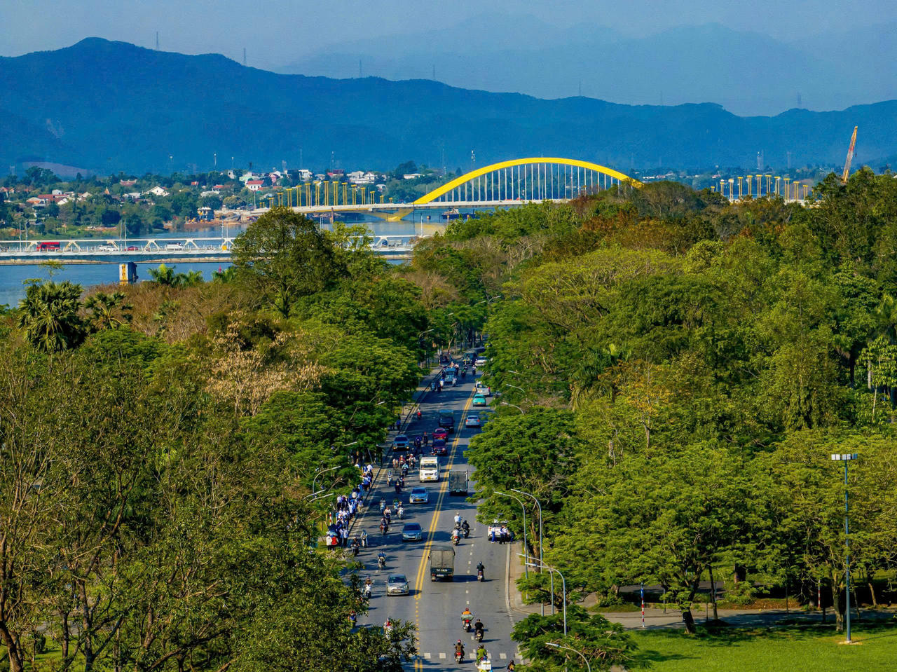 Giữa lòng TP đầy cây xanh, nhìn xa cầu Nguyễn Hoàng bừng sáng với nhịp vòm vàng cung đình kiêu hãnh. Sắc vàng ấy không chỉ là biểu tượng quyền uy xưa mà còn là sự tri ân dành cho Chúa Tiên Nguyễn Hoàng, người đặt nền móng cho vùng đất Đàng Trong rực rỡ