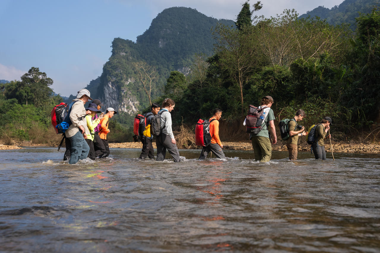 Du khách trải nghiệm băng suối trong hành trình khám phá Sơn Đoòng.