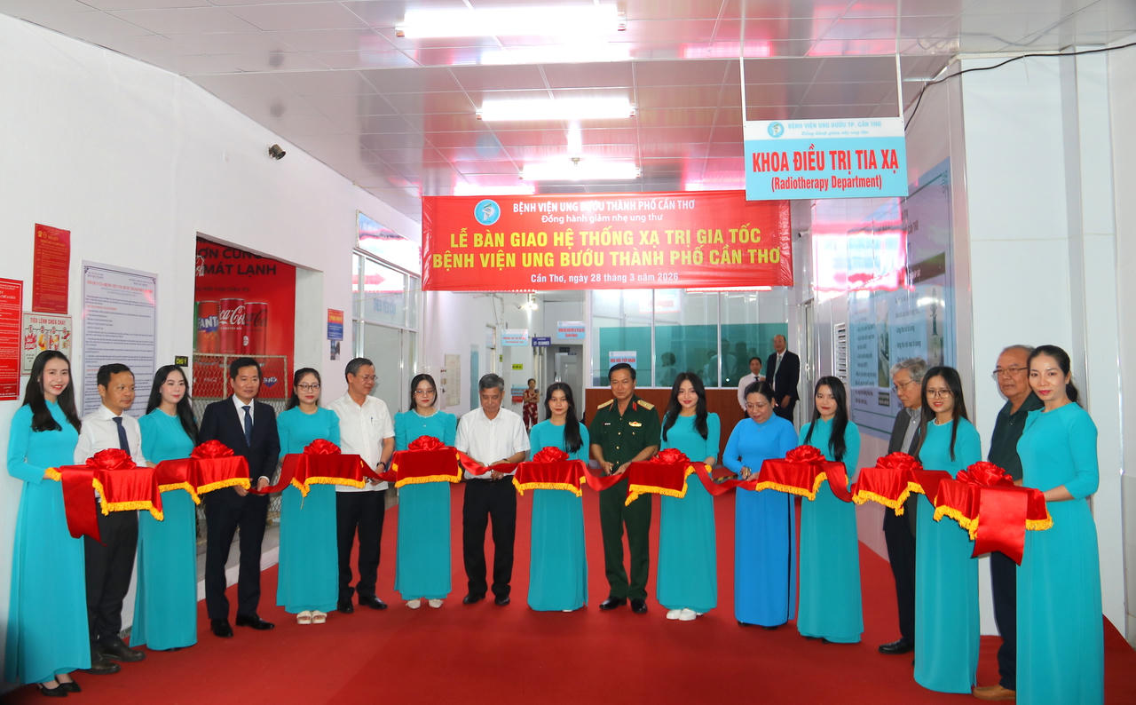 Lãnh đạo thực hiện nghi thức&nbsp;bàn giao Hệ thống xạ trị gia tốc.