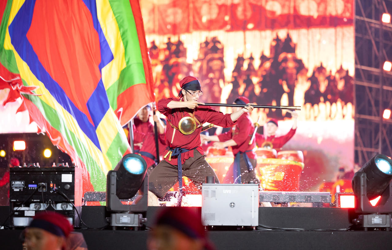 Các tiết mục nghệ thuật được dàn dựng theo hình thức thực cảnh quy mô lớn, kết hợp nghệ thuật biểu diễn hiện đại chào mừng Lễ khai mạc.