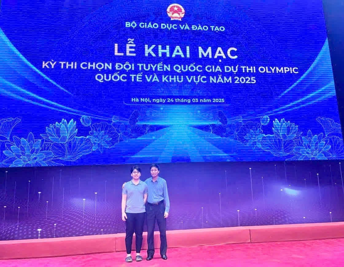 Thầy Hiệu trưởng Trần Xuân Tiến đồng hành cùng em Trần Đình Quân tại sân chơi quốc gia - dấu mốc đáng tự hào của Trường THPT Lê Hồng Phong.