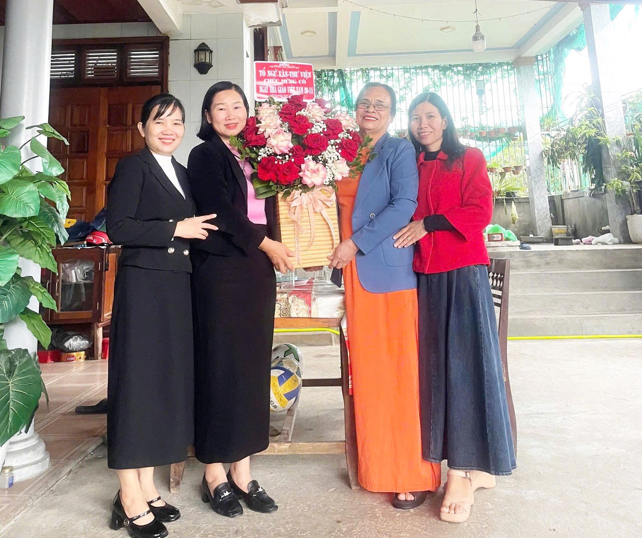 Từ học trò năm nào, hôm nay trở thành đồng nghiệp, các cô giáo trao bó hoa tri ân cô Búp, minh chứng cho sự tiếp nối bền bỉ của truyền thống “tôn sư trọng đạo”.