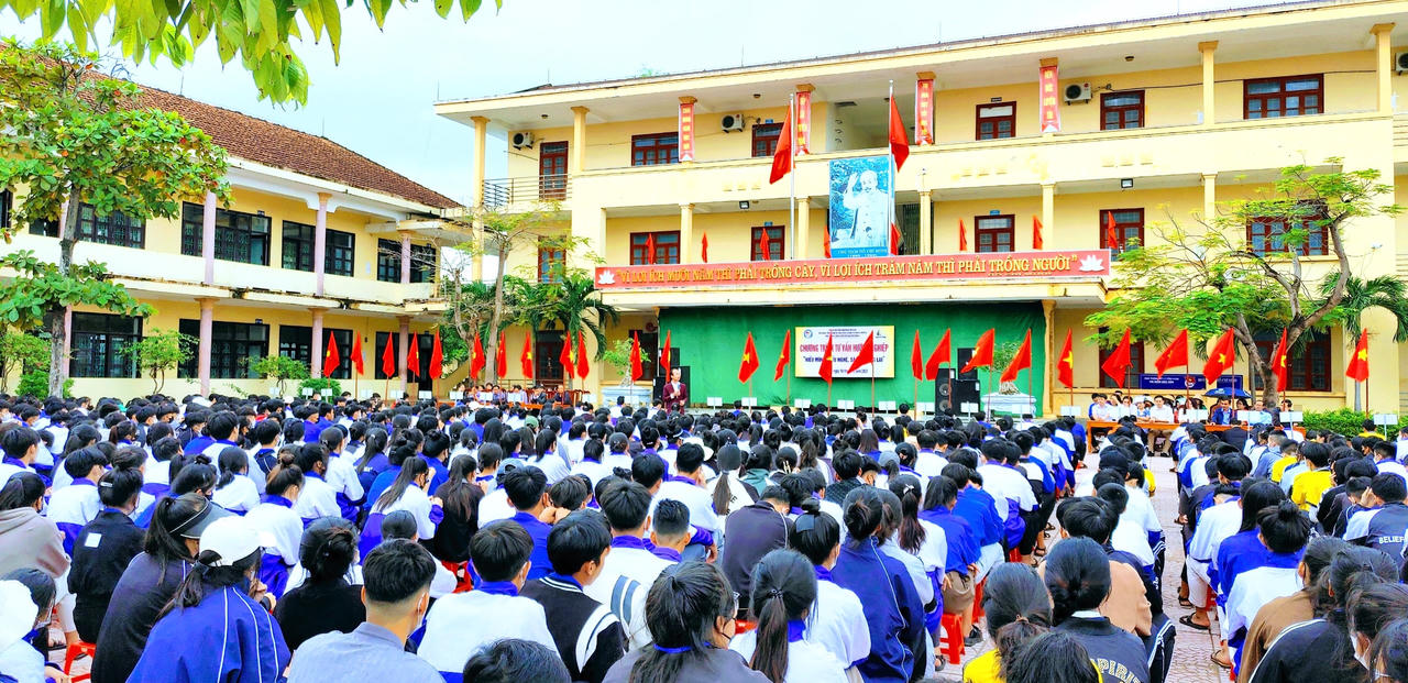 Dưới mái trường Lê Hồng Phong, các thế hệ học sinh hôm nay tiếp tục viết tiếp truyền thống “Dạy tốt - Học tốt” đã được hun đúc suốt 60 năm.