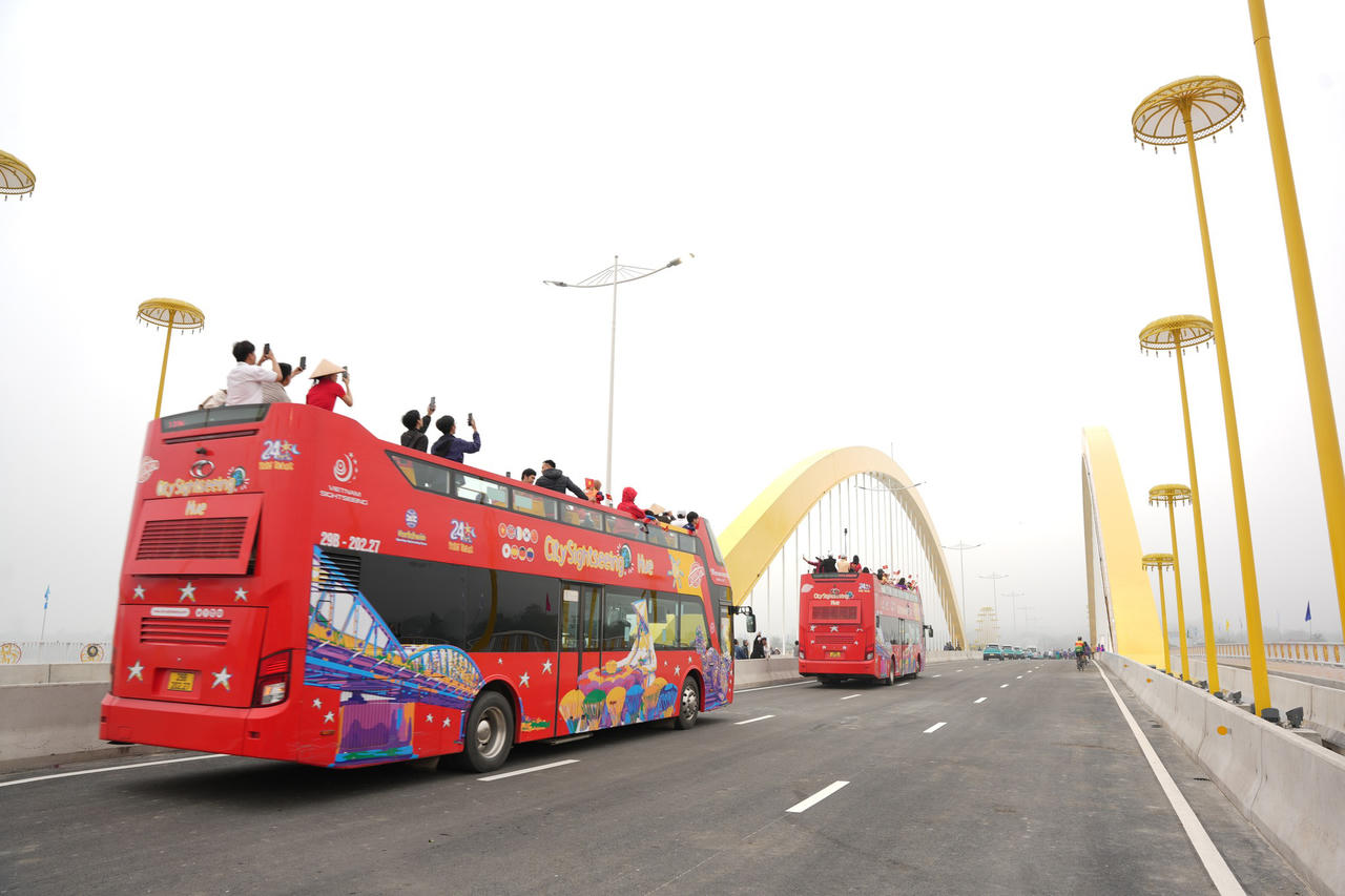 Những chuyến xe du lịch 2 tầng lăn bánh qua cầu Nguyễn Hoàng, đưa du khách trải nghiệm góc nhìn “triệu view”.