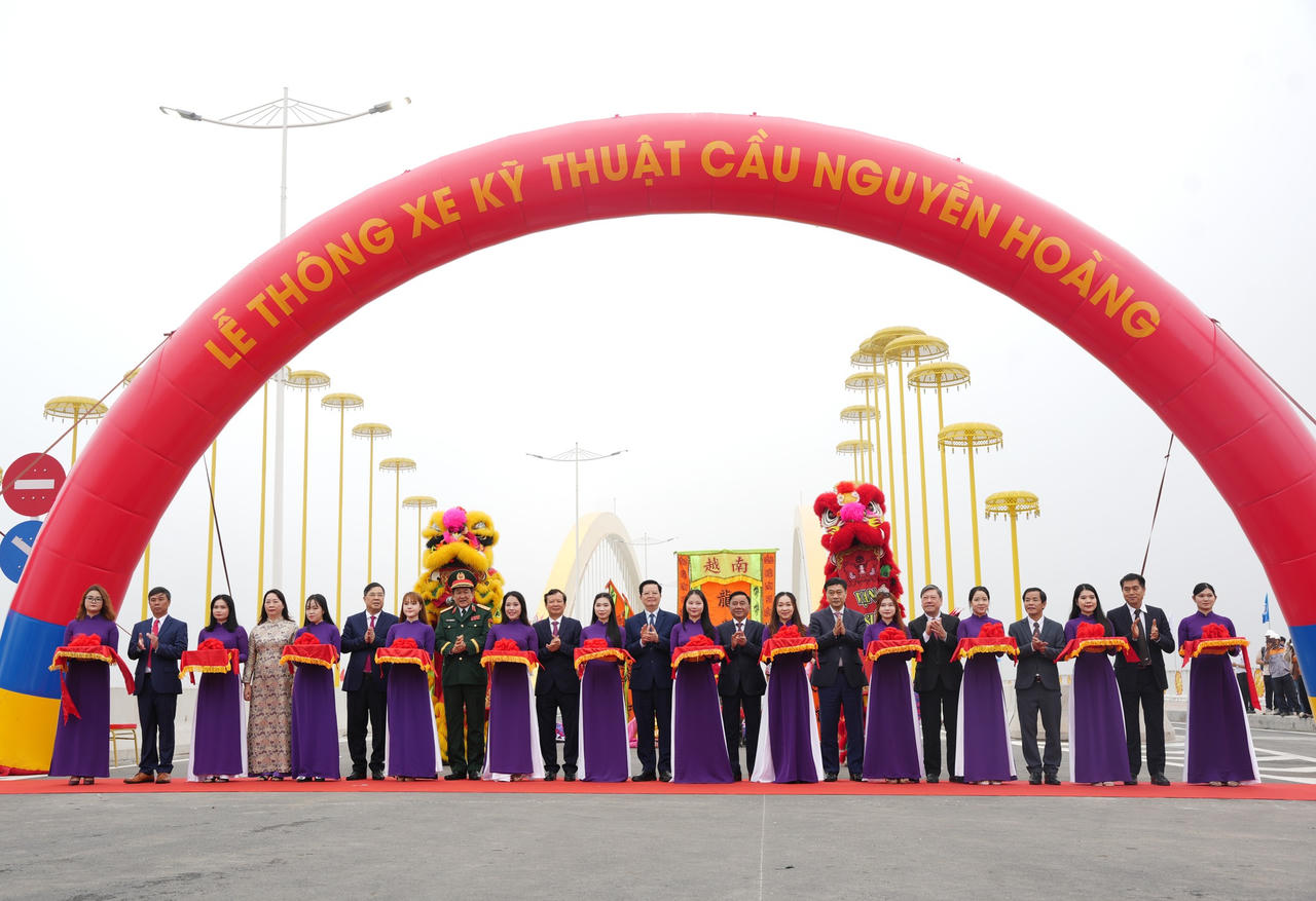 Nghi thức thông xe cầu Nguyễn Hoàng: Thời khắc những chủ trương của Đảng, quyết sách của Nhà nước được cụ thể hóa, minh chứng cho sự quan tâm sâu sắc dành cho mảnh đất Cố đô - trái tim di sản của cả nước.