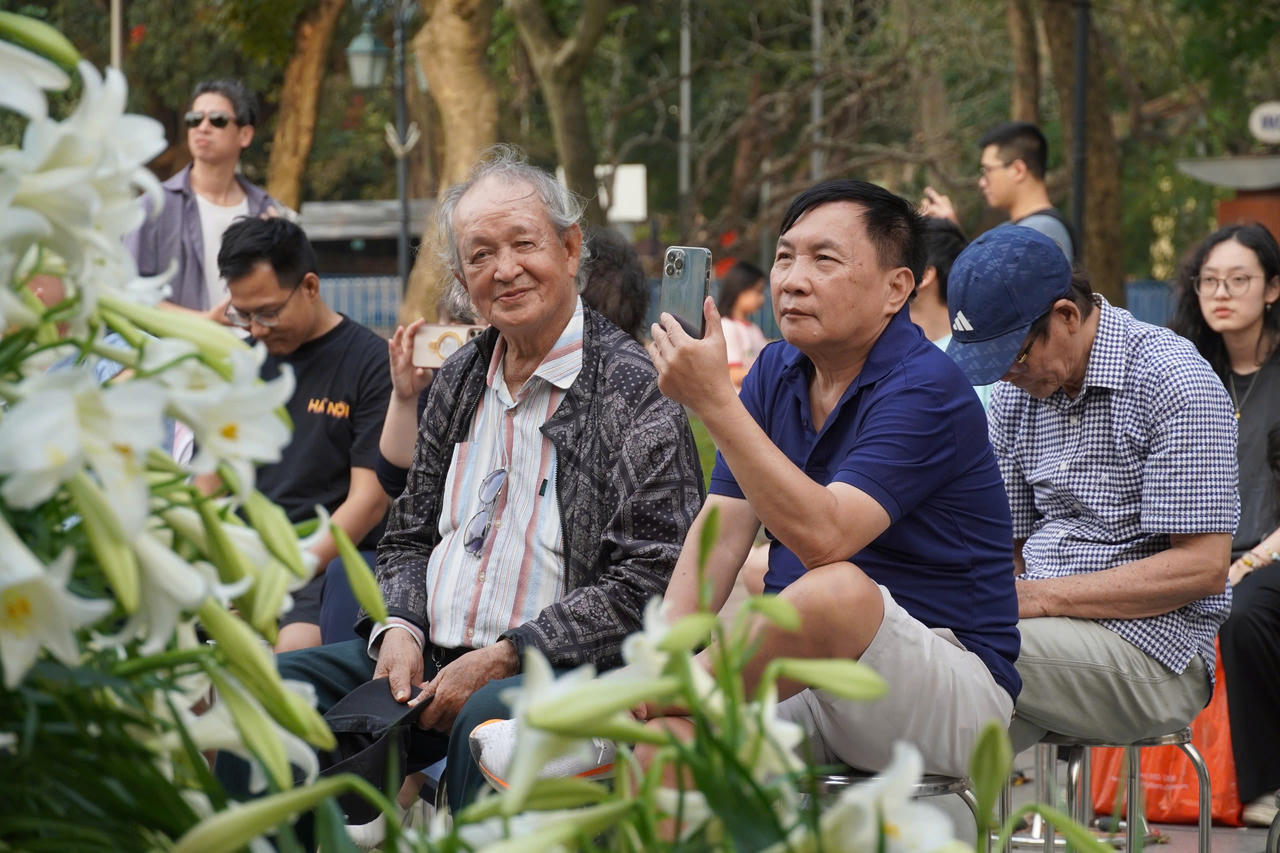 Khán giả hào hứng đón nhận chương trình trong sắc trắng của hoa loa kèn, sự trầm mặc của kiến trúc Nhà Bát Giác và nhịp sống của phố phường Hà Nội.